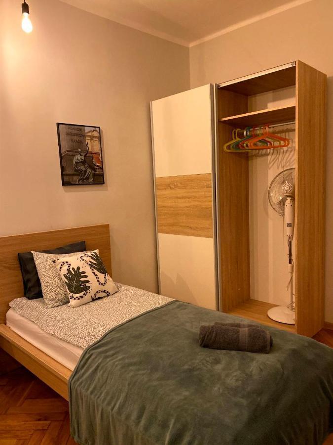 Lares And Penates Apartment Krakow Luaran gambar