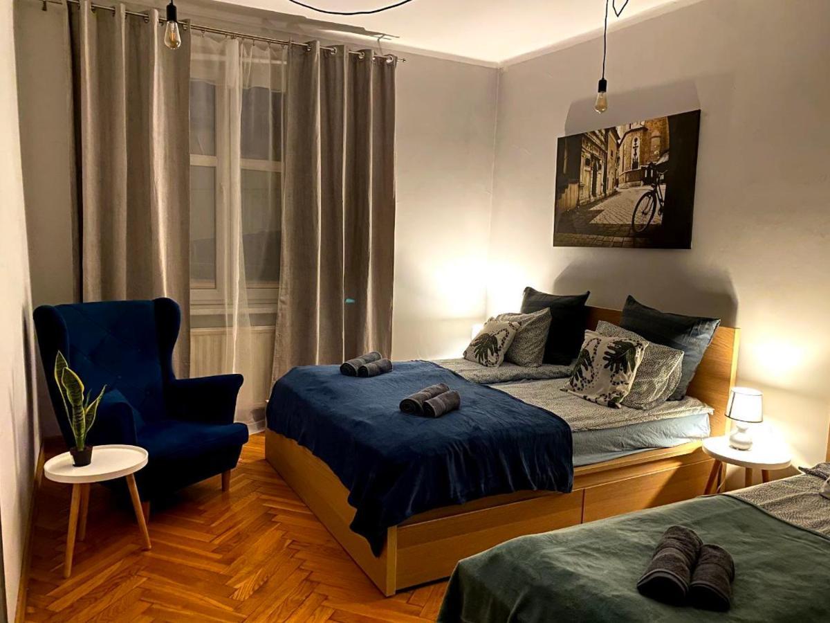 Lares And Penates Apartment Krakow Luaran gambar