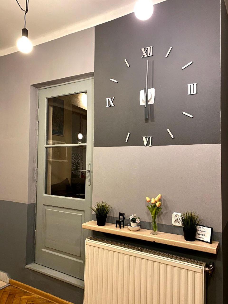 Lares And Penates Apartment Krakow Luaran gambar